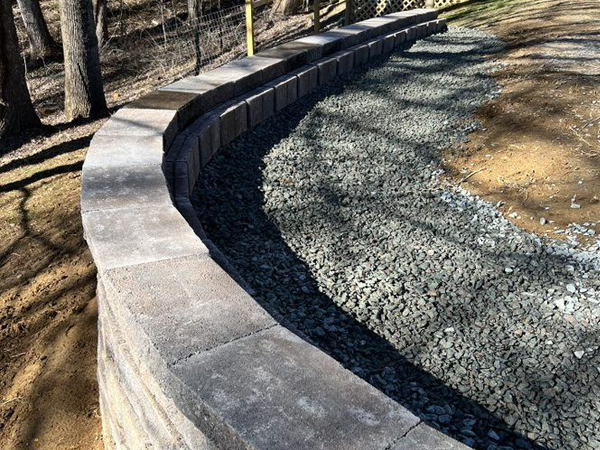 Curved stone retaining wall construction